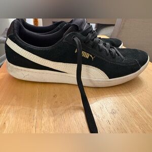 Puma Women’s Black & White Suede Sneakerd 8.5
